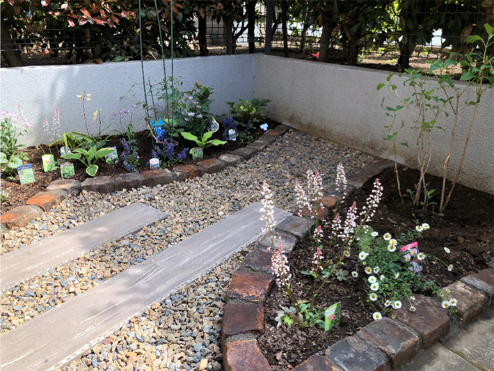 宿根草をふんだんに植栽したマンションの専有庭の施工例